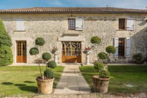 Exclusivité - Propriété de charme composée d'un manoir, longère, salle de cinéma, grange, petit vignoble...
