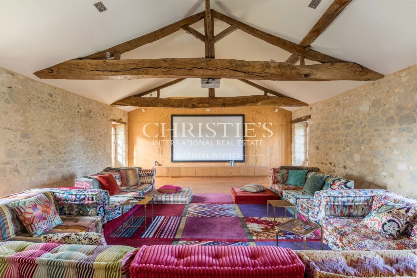 Exclusivité - Propriété de charme composée d'un manoir, longère, salle de cinéma, grange, petit vignoble...