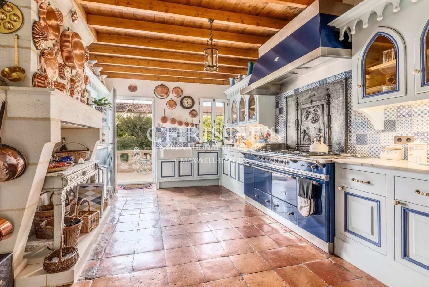 Exclusivité - Propriété de charme composée d'un manoir, longère, salle de cinéma, grange, petit vignoble...