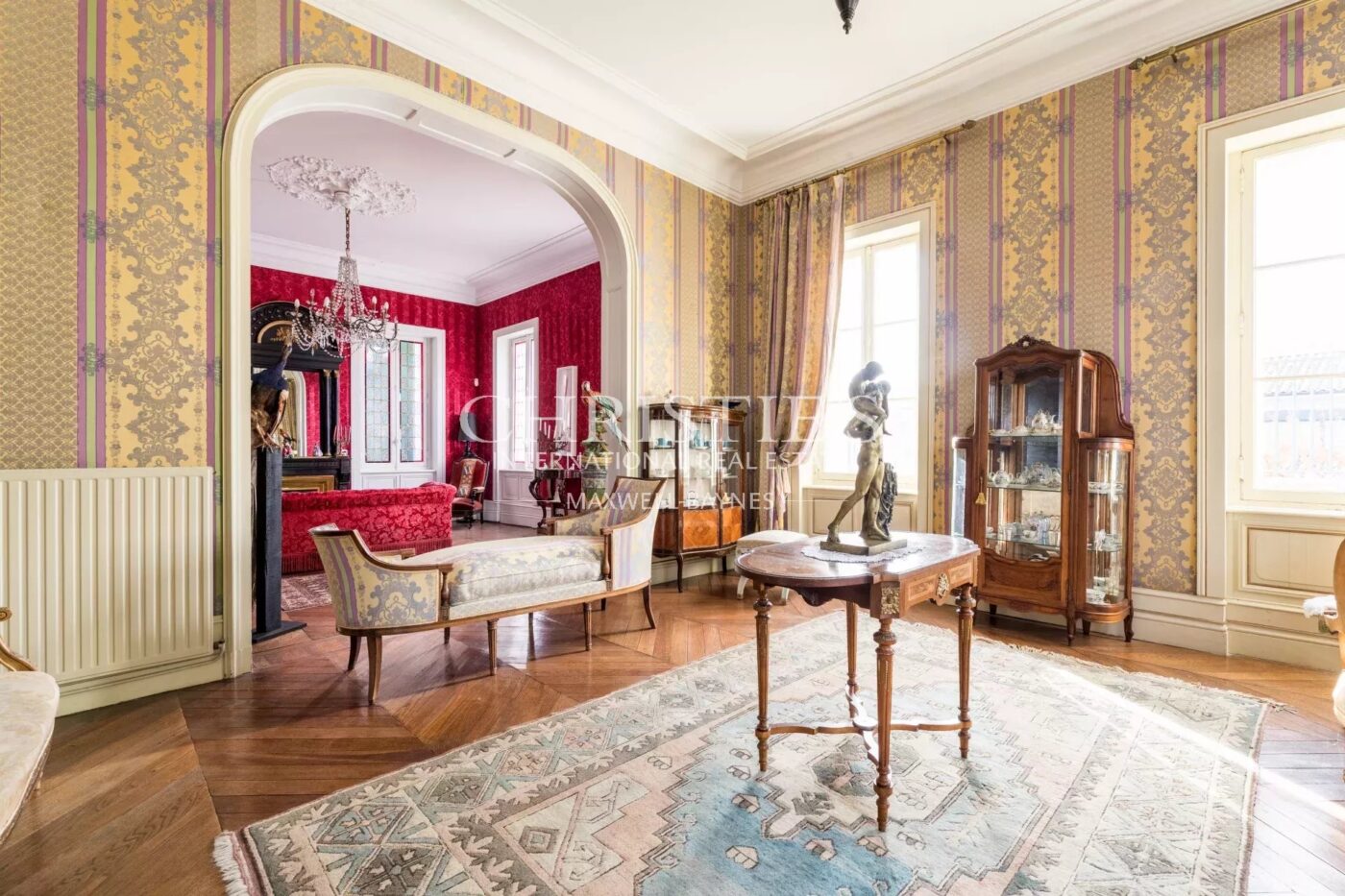 Exclusivité - Propriété de charme composée d'un manoir, longère, salle de cinéma, grange, petit vignoble...