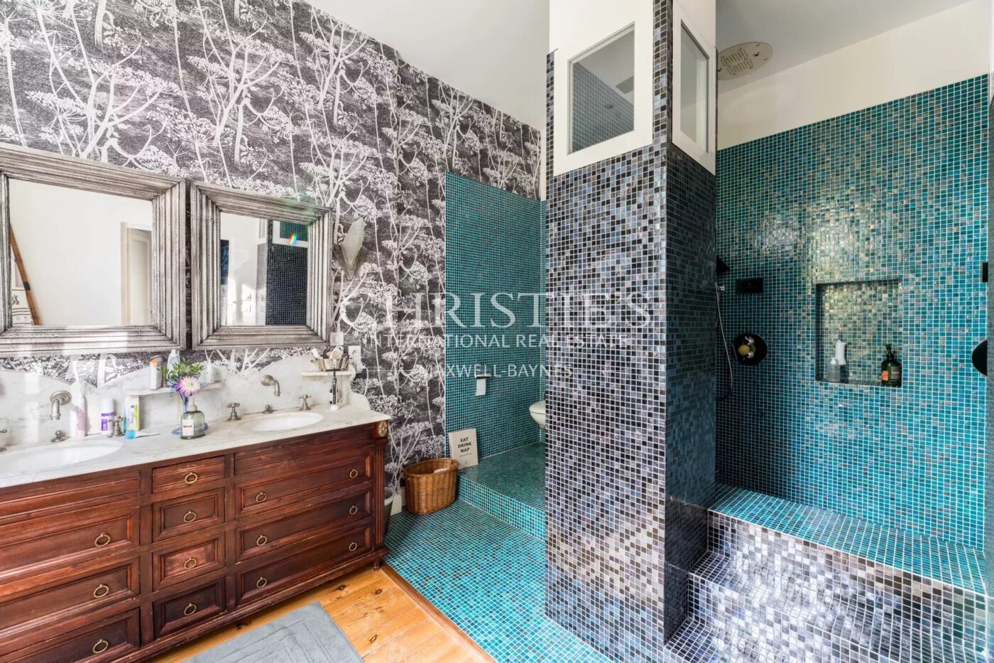 Exclusivité - Propriété de charme composée d'un manoir, longère, salle de cinéma, grange, petit vignoble...