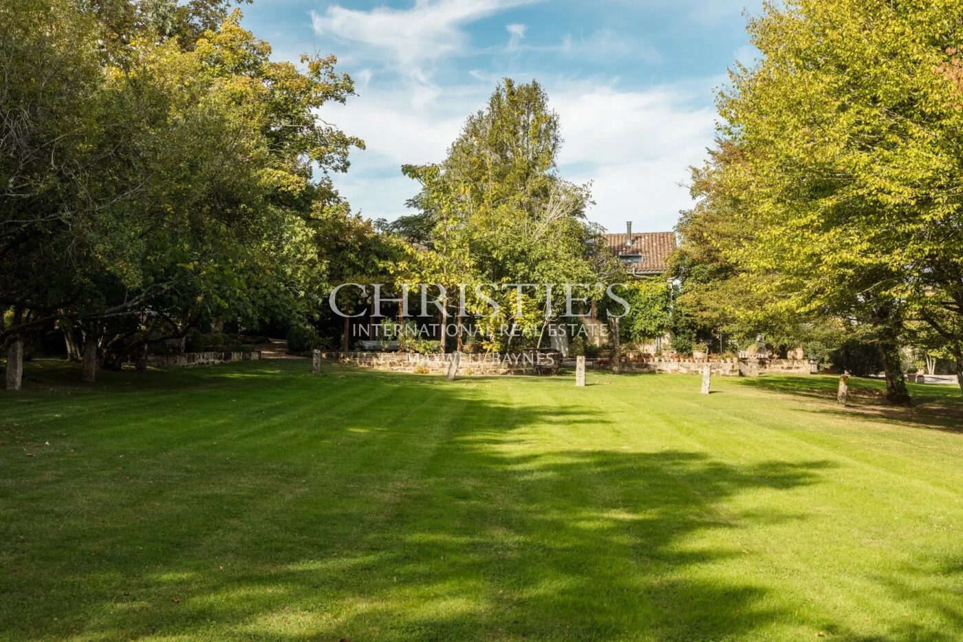 Exclusivité - Propriété de charme composée d'un manoir, longère, salle de cinéma, grange, petit vignoble...