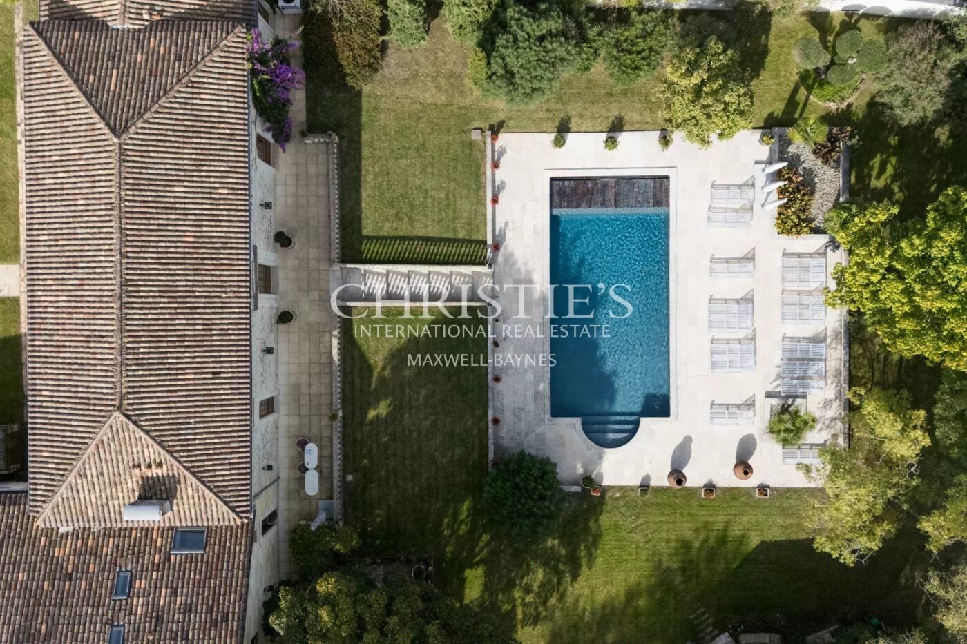 Exclusivité - Propriété de charme composée d'un manoir, longère, salle de cinéma, grange, petit vignoble...