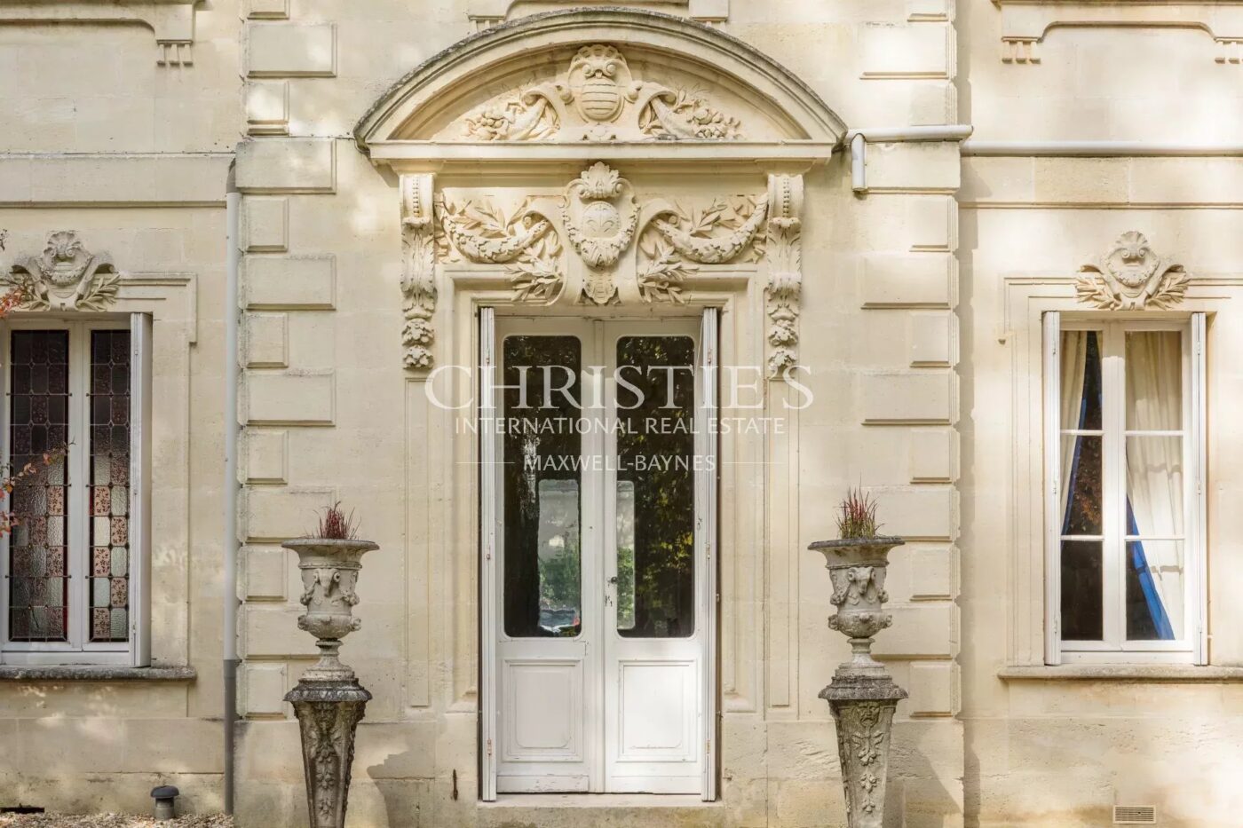 Exclusivité - Propriété de charme composée d'un manoir, longère, salle de cinéma, grange, petit vignoble...