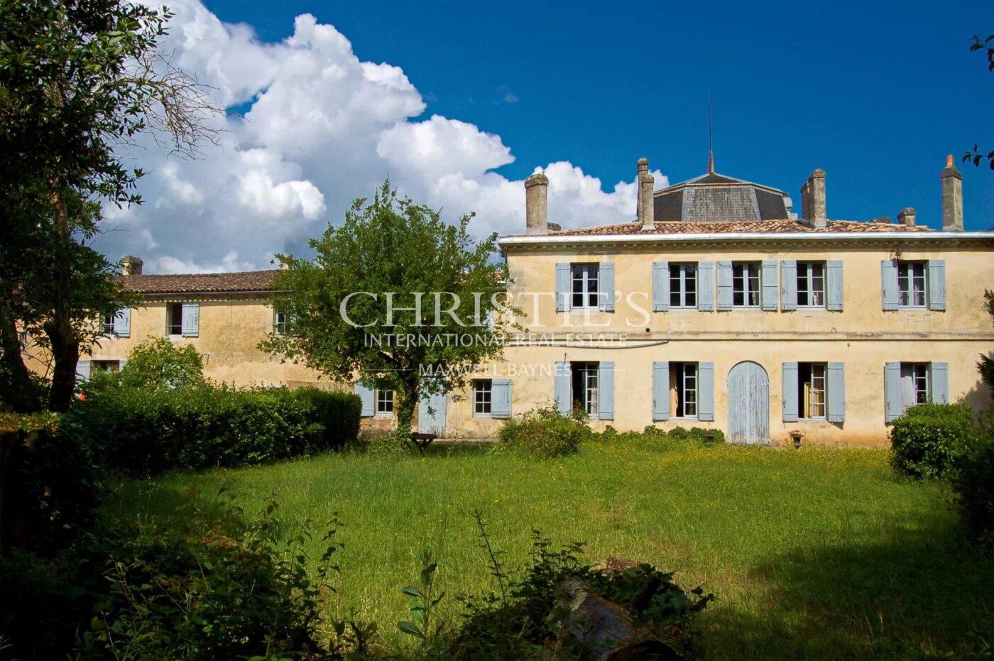 18th-century chateau with numerous outbuildings - View of the Gironde estuary