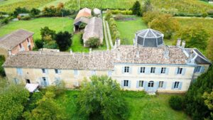 18th-century chateau with numerous outbuildings - View of the Gironde estuary