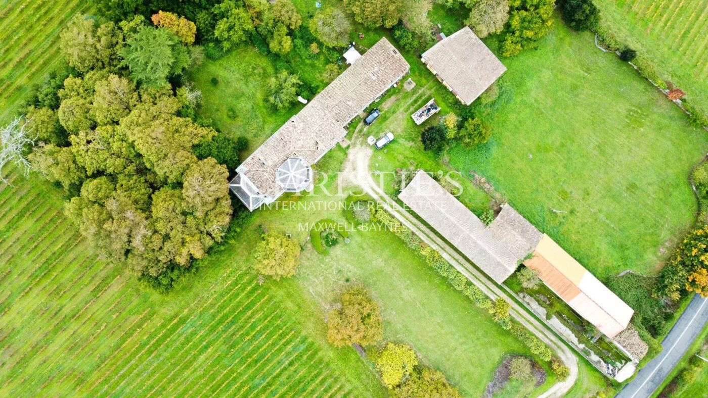 18th-century chateau with numerous outbuildings - View of the Gironde estuary