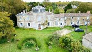 18th-century chateau with numerous outbuildings - View of the Gironde estuary