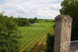 18th-century chateau with numerous outbuildings - View of the Gironde estuary