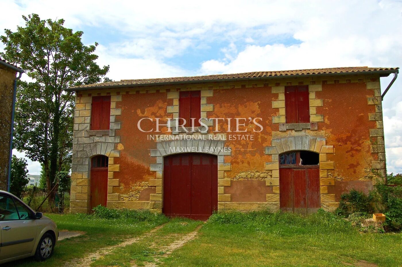 18th-century chateau with numerous outbuildings - View of the Gironde estuary