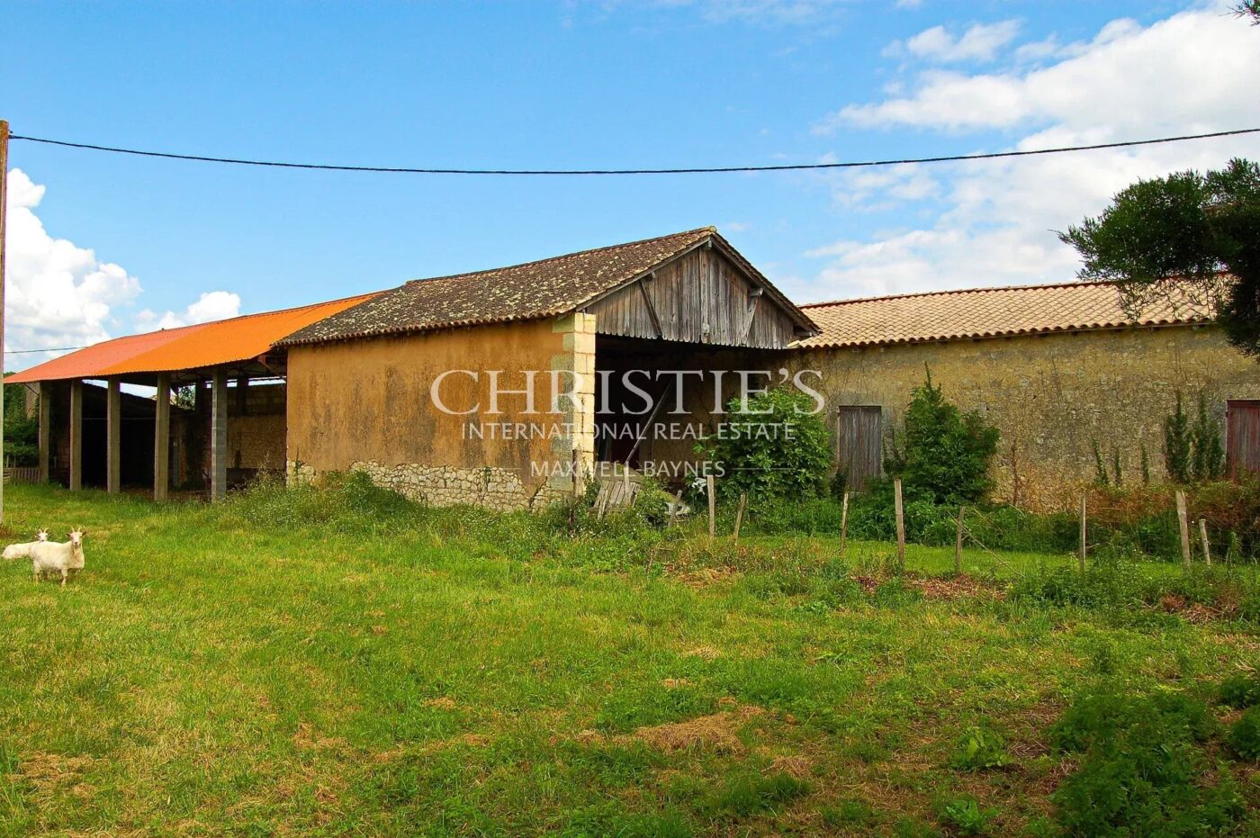 18th-century chateau with numerous outbuildings - View of the Gironde estuary