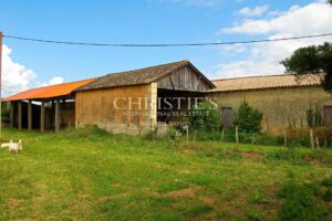 18th-century chateau with numerous outbuildings - View of the Gironde estuary