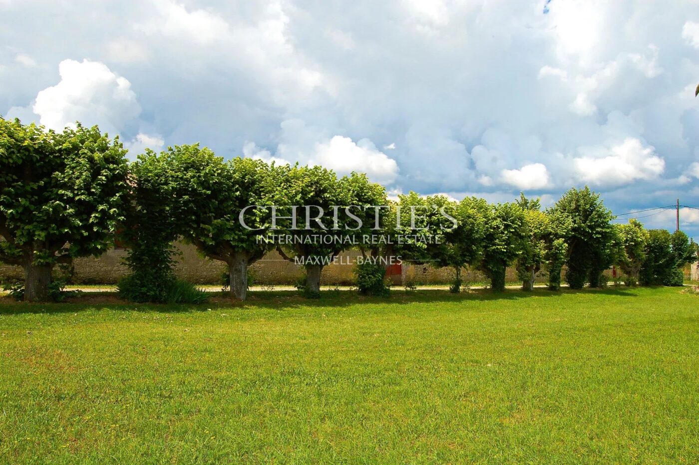 18th-century chateau with numerous outbuildings - View of the Gironde estuary