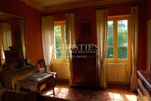18th-century chateau with numerous outbuildings - View of the Gironde estuary
