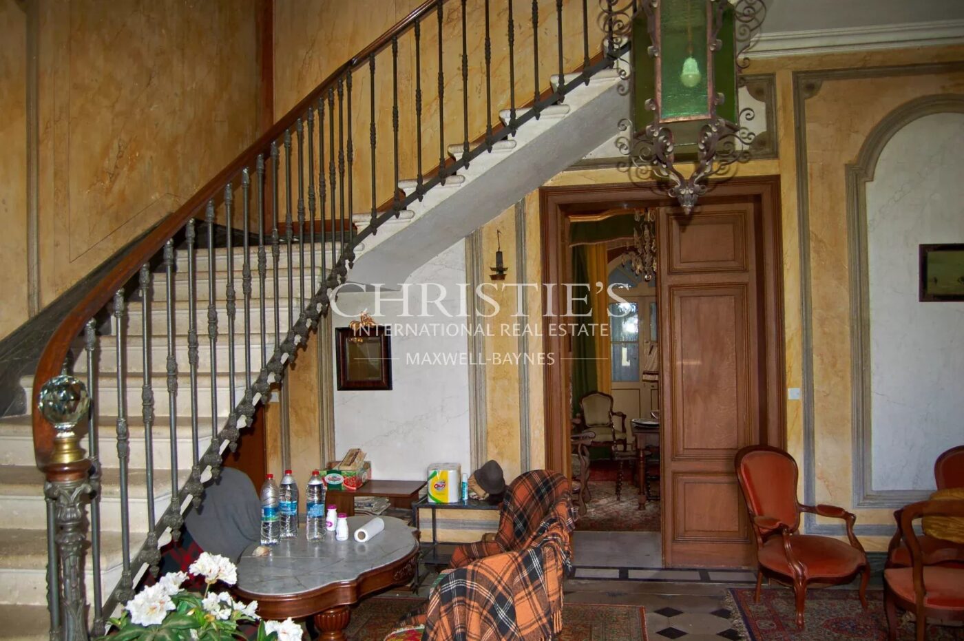 18th-century chateau with numerous outbuildings - View of the Gironde estuary