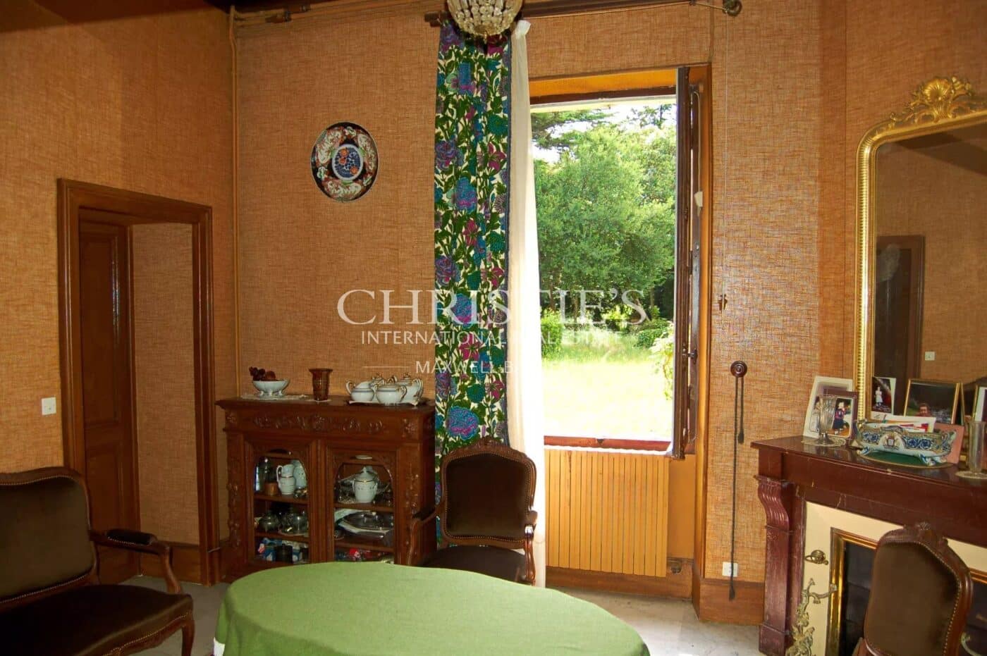 18th-century chateau with numerous outbuildings - View of the Gironde estuary