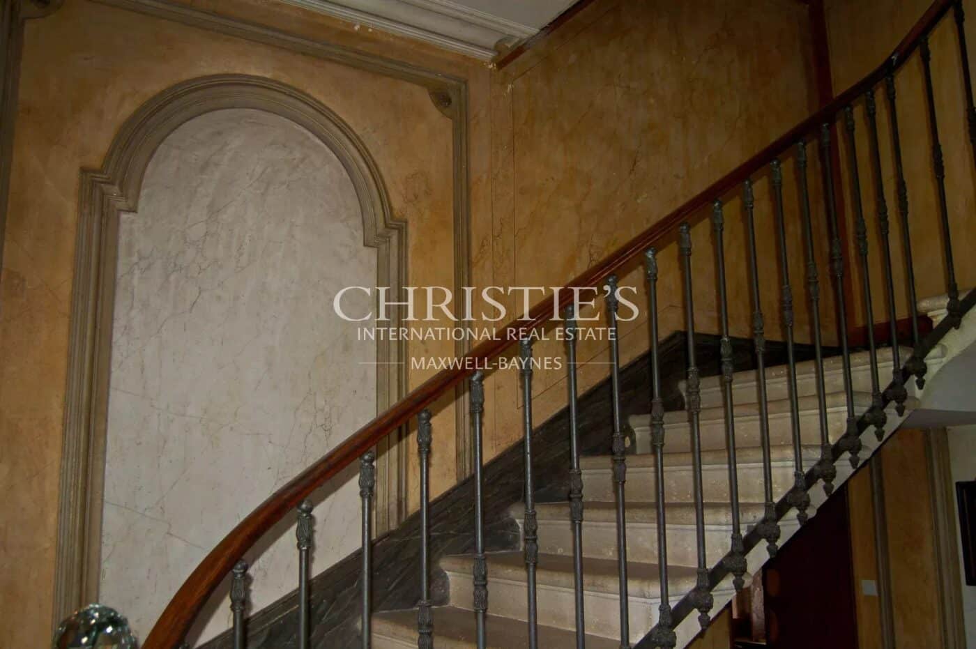 18th-century chateau with numerous outbuildings - View of the Gironde estuary