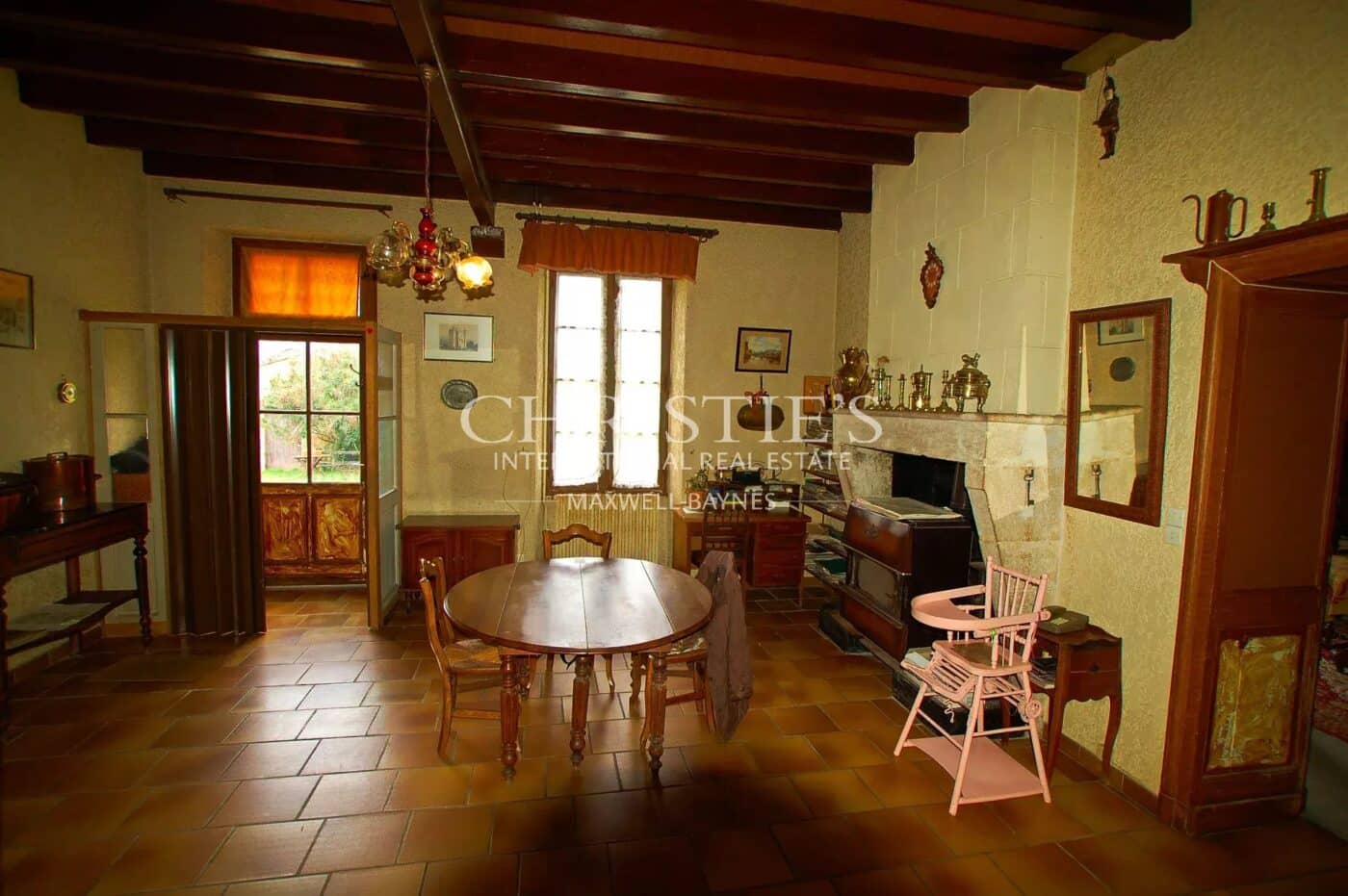 18th-century chateau with numerous outbuildings - View of the Gironde estuary