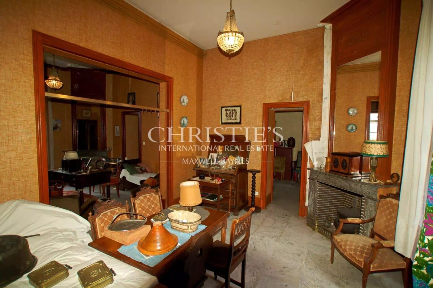 18th-century chateau with numerous outbuildings - View of the Gironde estuary