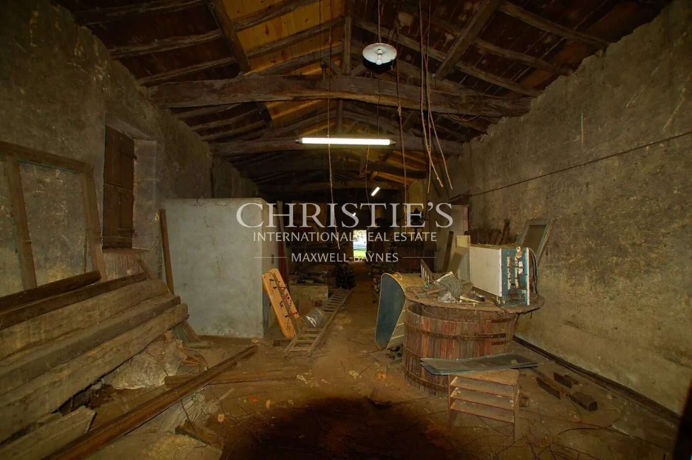 18th-century chateau with numerous outbuildings - View of the Gironde estuary