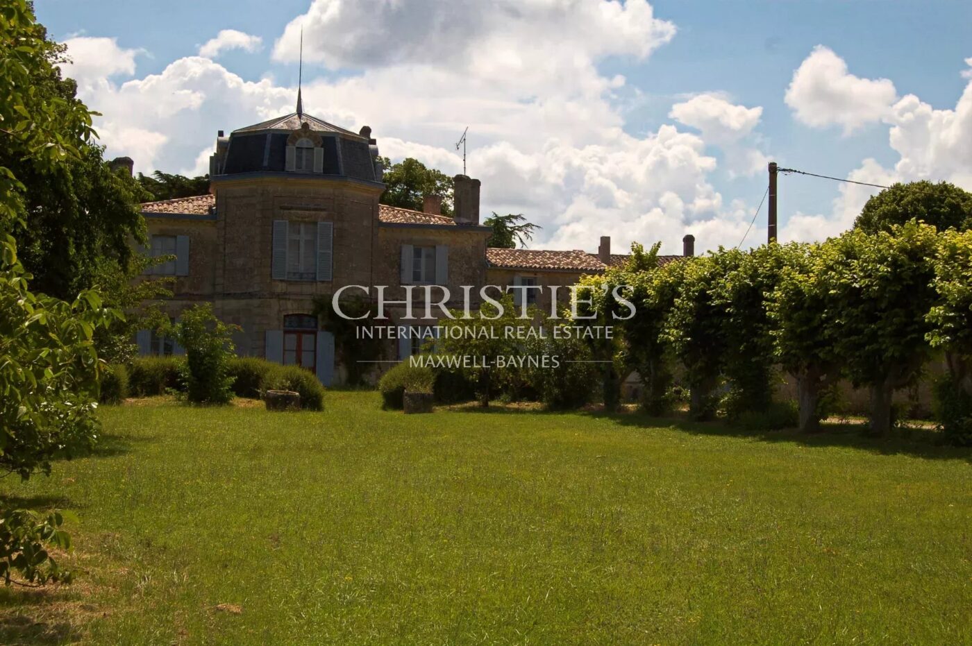 18th-century chateau with numerous outbuildings - View of the Gironde estuary