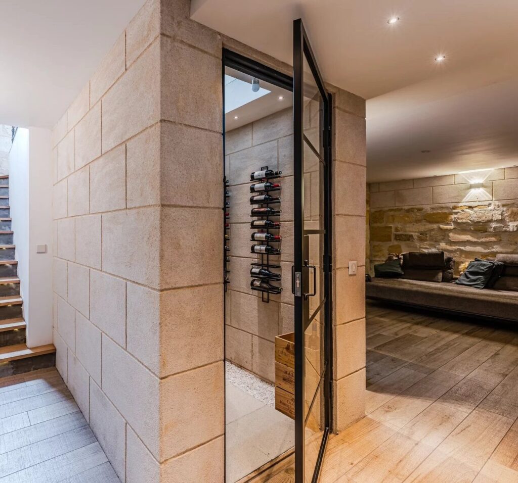 Entrée d'une cave à vin