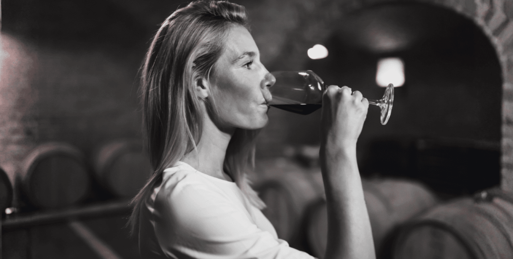 Oenologue qui procède à la dégustation d'un verre de vin