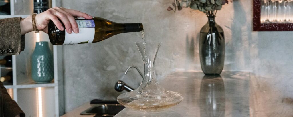 Vin versé dans une carafe pour l'aérer