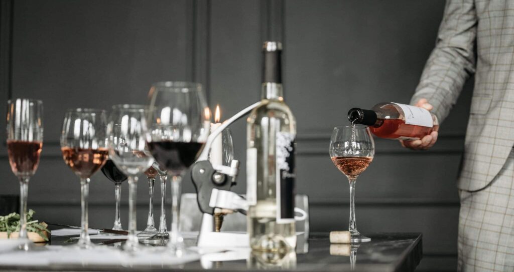 Sommelier qui sert du vin en photo