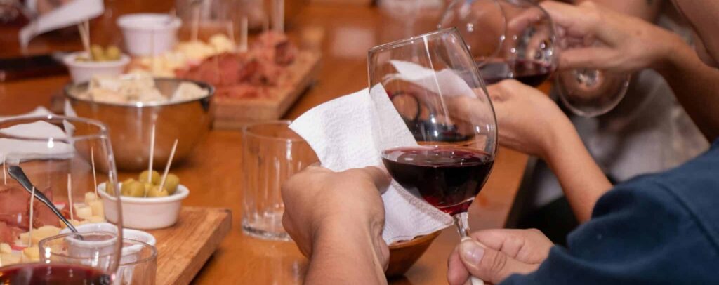 Examinassions de la robe du vin rouge