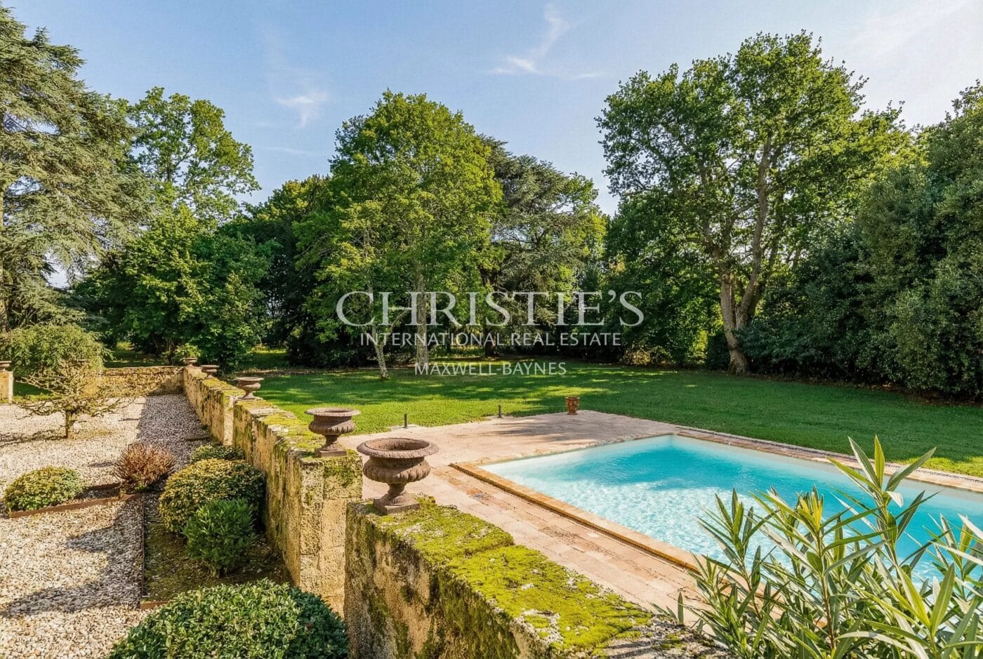 Magnifique Château historique avec une petite activité viticole en AOP Bordeaux Supérieur à proximité de Bordeaux / Saint-Émilion