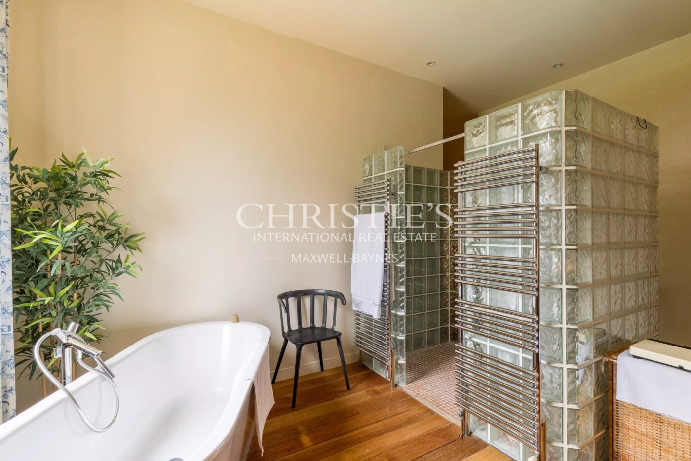 Magnifique Château historique avec une petite activité viticole en AOP Bordeaux Supérieur à proximité de Bordeaux / Saint-Émilion