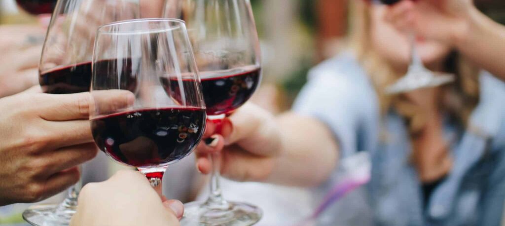 touristes qui trinquent avec des verres de vin