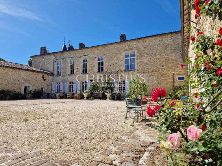 En exclusivité Château historique du XVe siècle à près de Bordeaux avec environ 6 ha de vignes