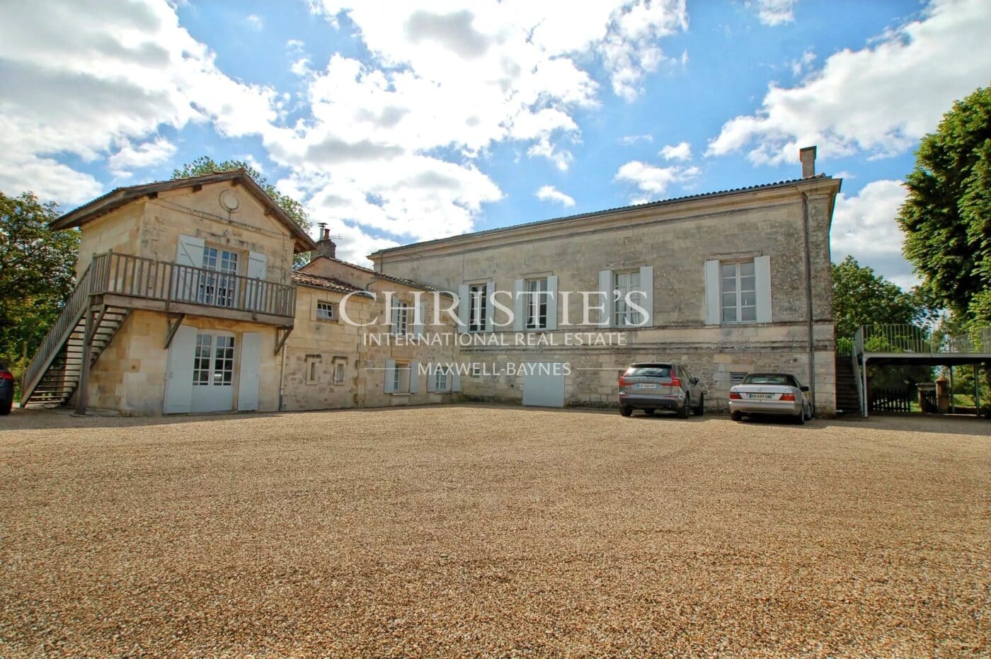 Charming property with a view of the Dordogne, gîte and vineyard