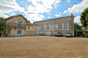 Charming property with a view of the Dordogne, gîte and vineyard