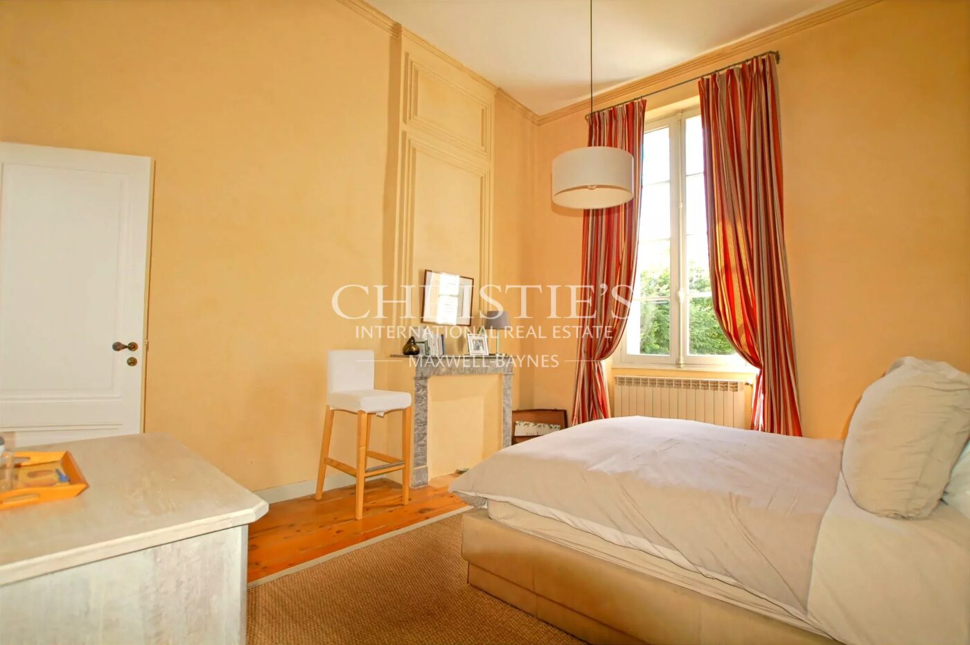 Charming property with a view of the Dordogne, gîte and vineyard