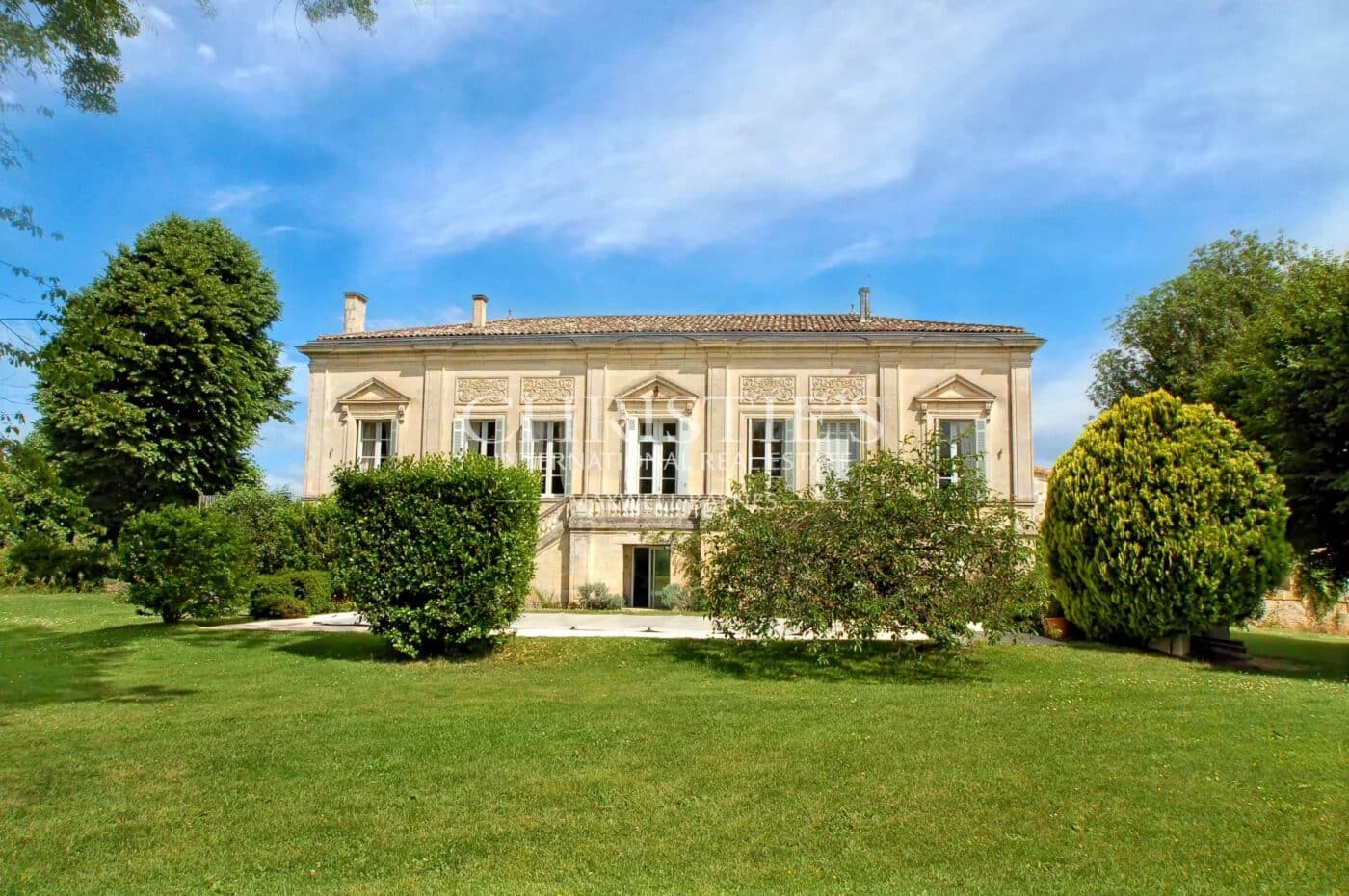 Charming property with a view of the Dordogne, gîte and vineyard