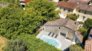 Petit domaine viticole avec trois maisons, 350m² avec piscine