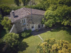 Petit domaine viticole avec trois maisons, 350m² avec piscine