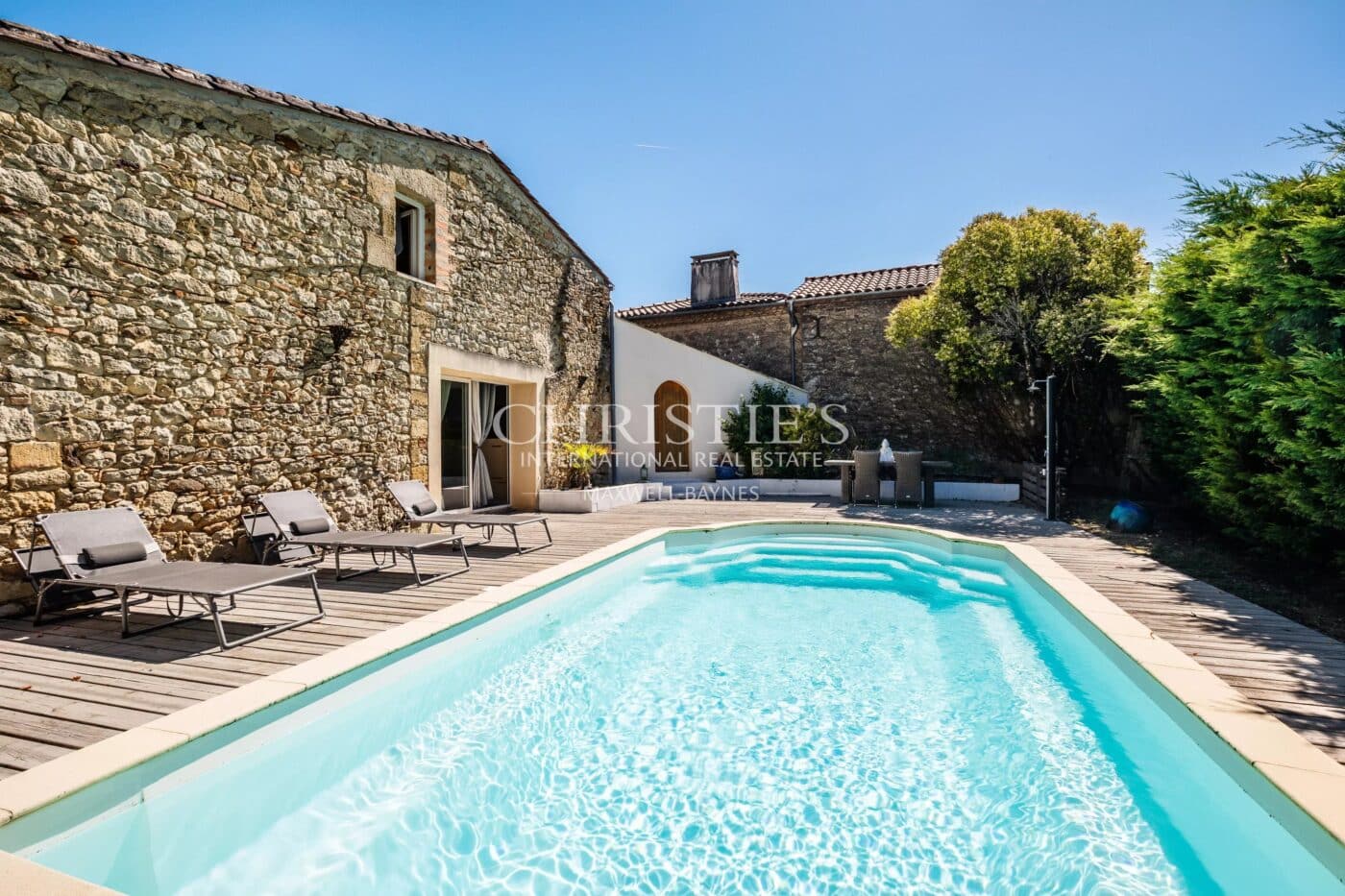 Petit domaine viticole avec trois maisons, 350m² avec piscine