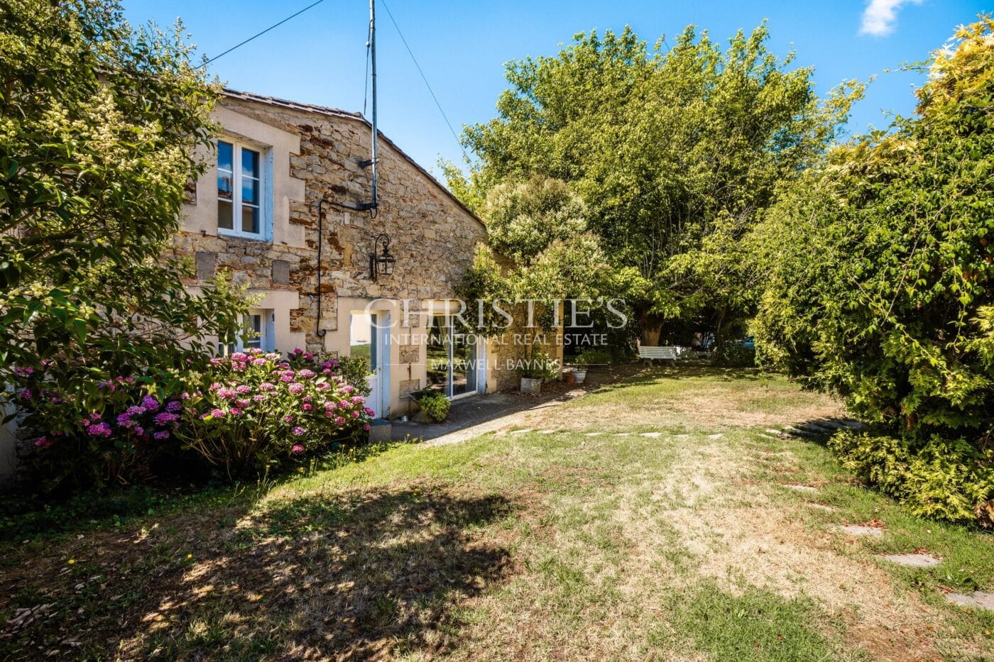 Petit domaine viticole avec trois maisons, 350m² avec piscine