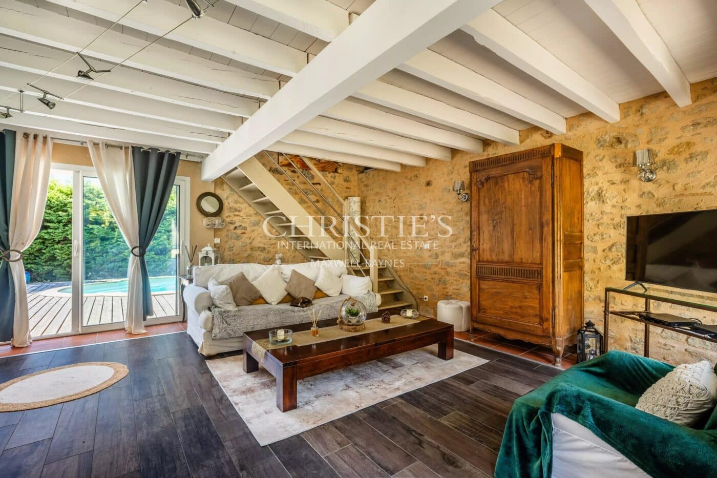 Petit domaine viticole avec trois maisons, 350m² avec piscine