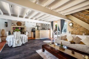 Petit domaine viticole avec trois maisons, 350m² avec piscine