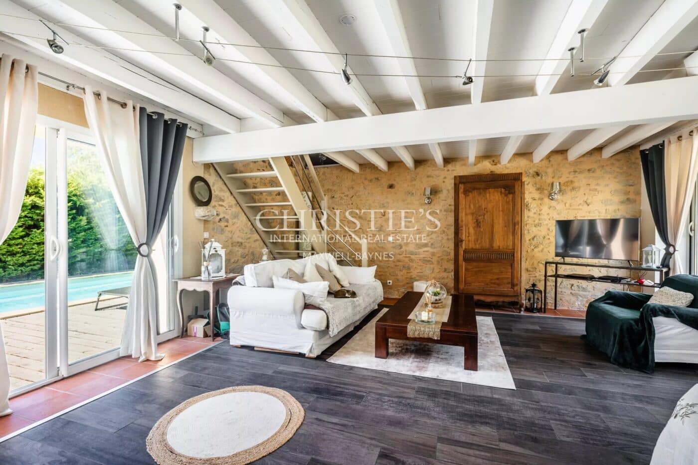 Petit domaine viticole avec trois maisons, 350m² avec piscine