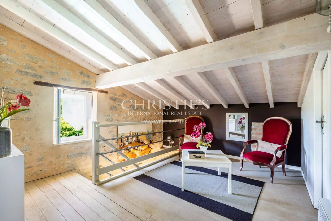 Petit domaine viticole avec trois maisons, 350m² avec piscine