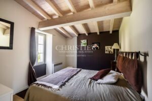 Petit domaine viticole avec trois maisons, 350m² avec piscine