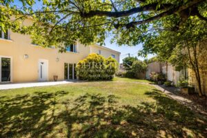 Petit domaine viticole avec trois maisons, 350m² avec piscine