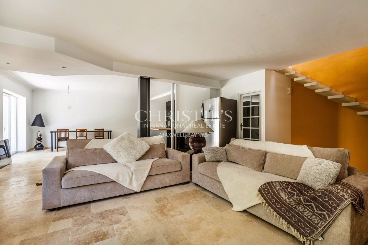 Petit domaine viticole avec trois maisons, 350m² avec piscine