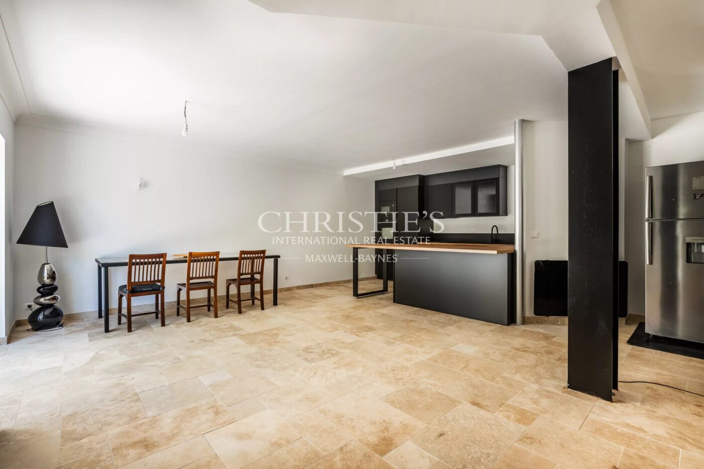 Petit domaine viticole avec trois maisons, 350m² avec piscine